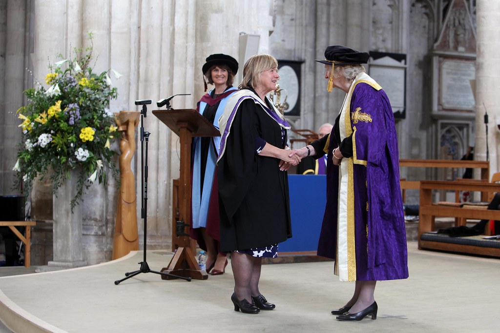 校友聚会职业交流，毕业典礼温馨场景