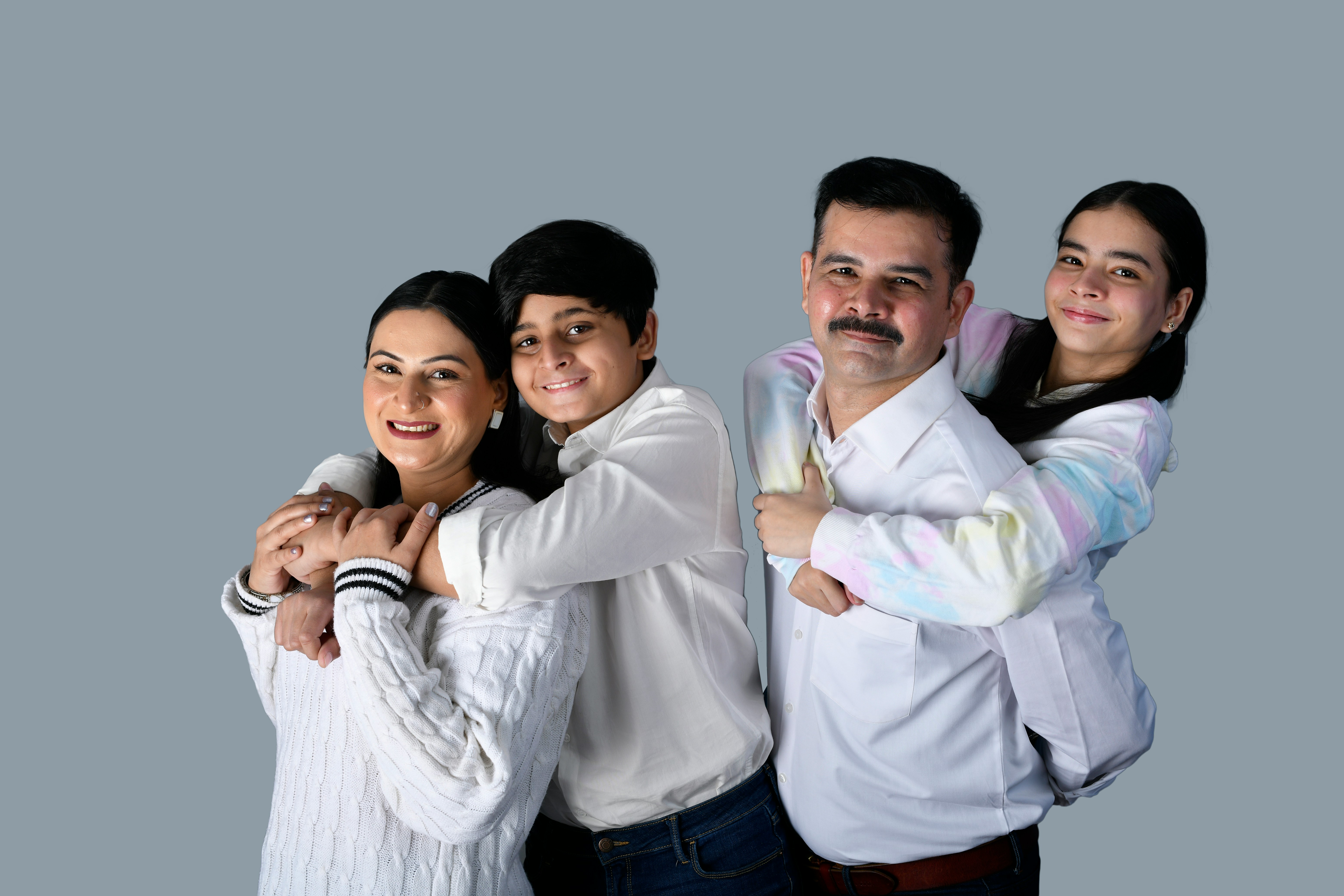 家长关爱孩子，温馨的家庭保护场景